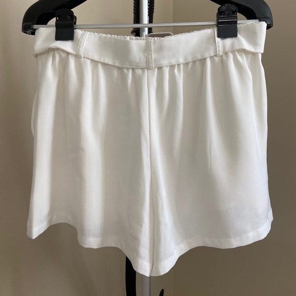 Elodie White Shorts - Size Large - Picture 5 of 10